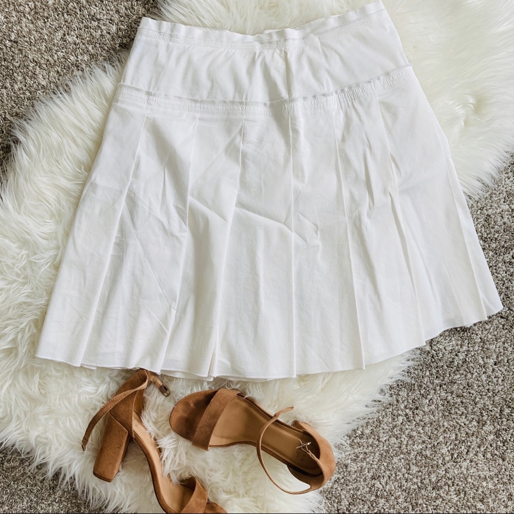 BCBGMaxAzria White Pleated Skirt Classic Preppy Size 6